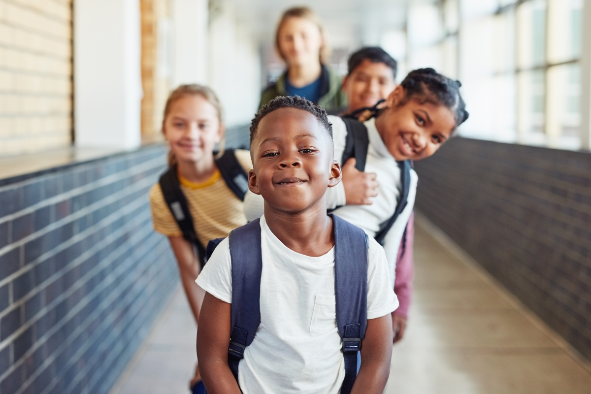 el_students_diverse_hallway